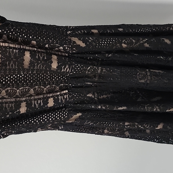 City Triangles - Medium Black lace Dress - Picture 8 of 12